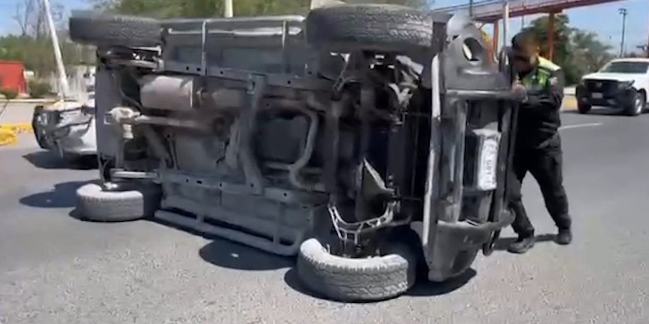 Joven de 17 años vuelca su camioneta en el bulevar Francisco Coss