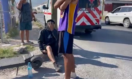 Joven resulta herido tras chocar su scooter contra un vehículo en Saltillo