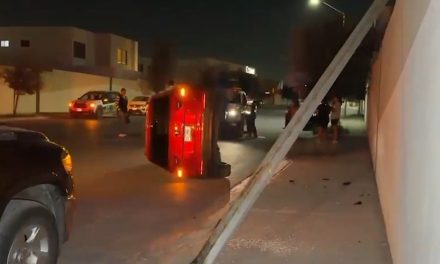 Jovencita vuelca su camioneta tras perder el control del volante en Saltillo