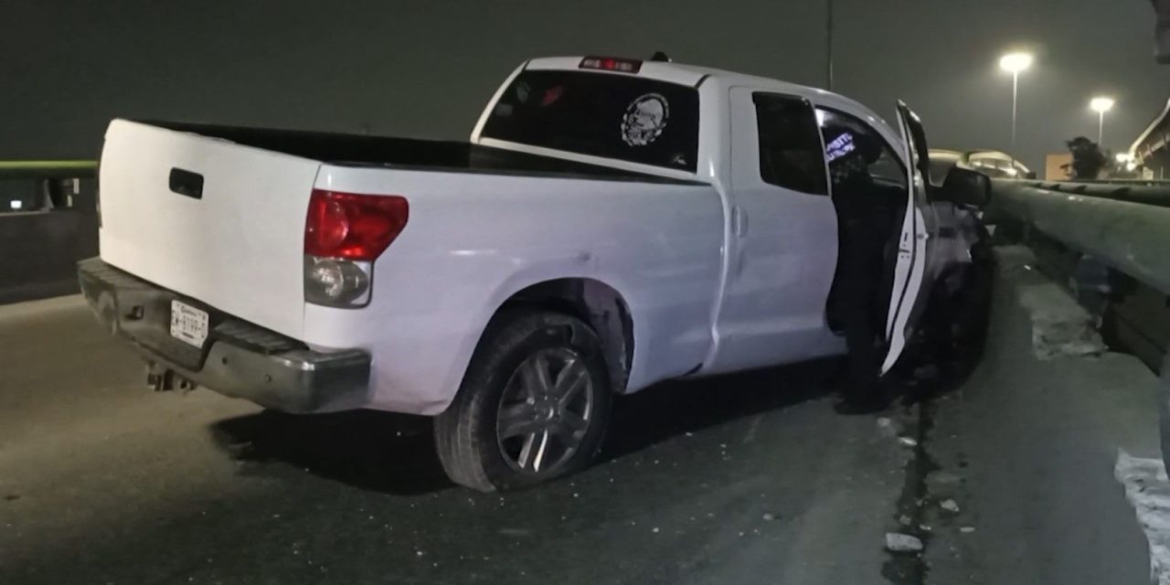 Ebrio se estrella en ‘El Sarape’ y abandona su camioneta