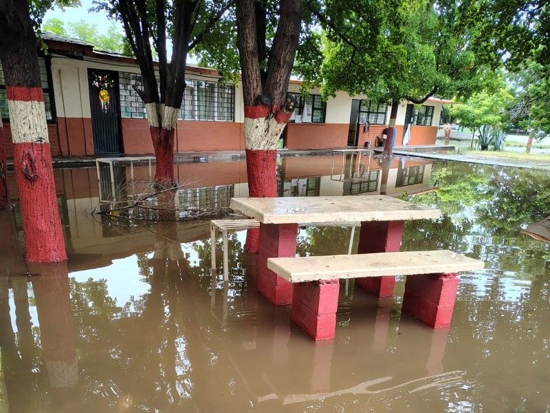Lluvias dejan sin clases a 743 mil alumnos y afectan 821 escuelas en cinco estados