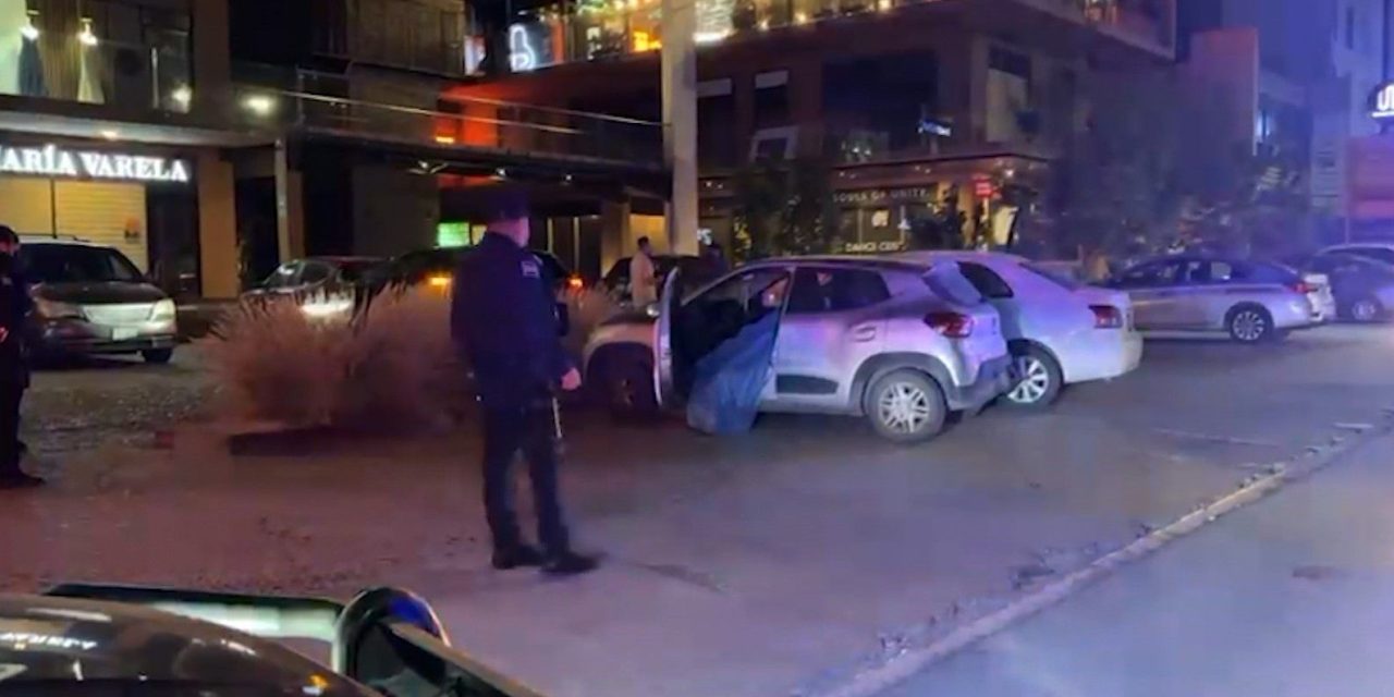 Localizan a hombre sin vida dentro de un vehículo en plaza comercial al norte de Saltillo