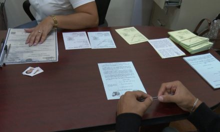 Jóvenes acuden a tramitar cartilla militar en Ramos Arizpe