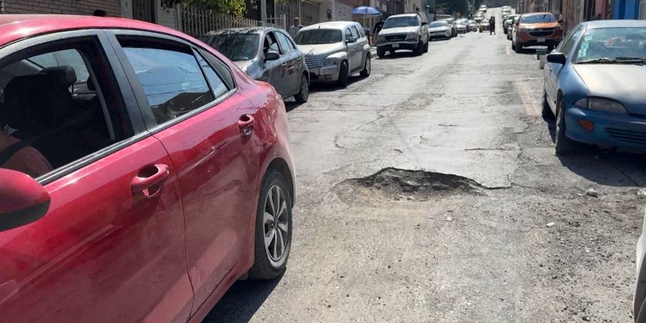 Saltillo: Mega bache cerca de la clínica 73 causa caos entre automovilistas