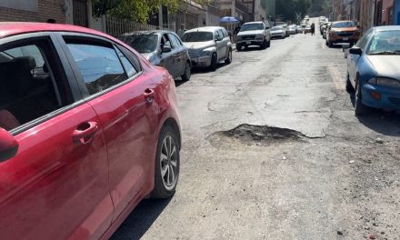 Saltillo: Mega bache cerca de la clínica 73 causa caos entre automovilistas