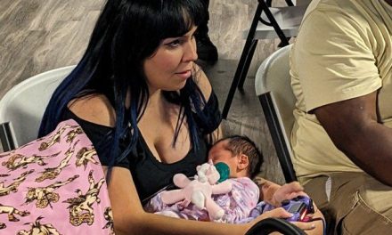 Mujer gamer nivel: gana torneo de Mortal Kombat jugando con su hija recién nacida en brazos