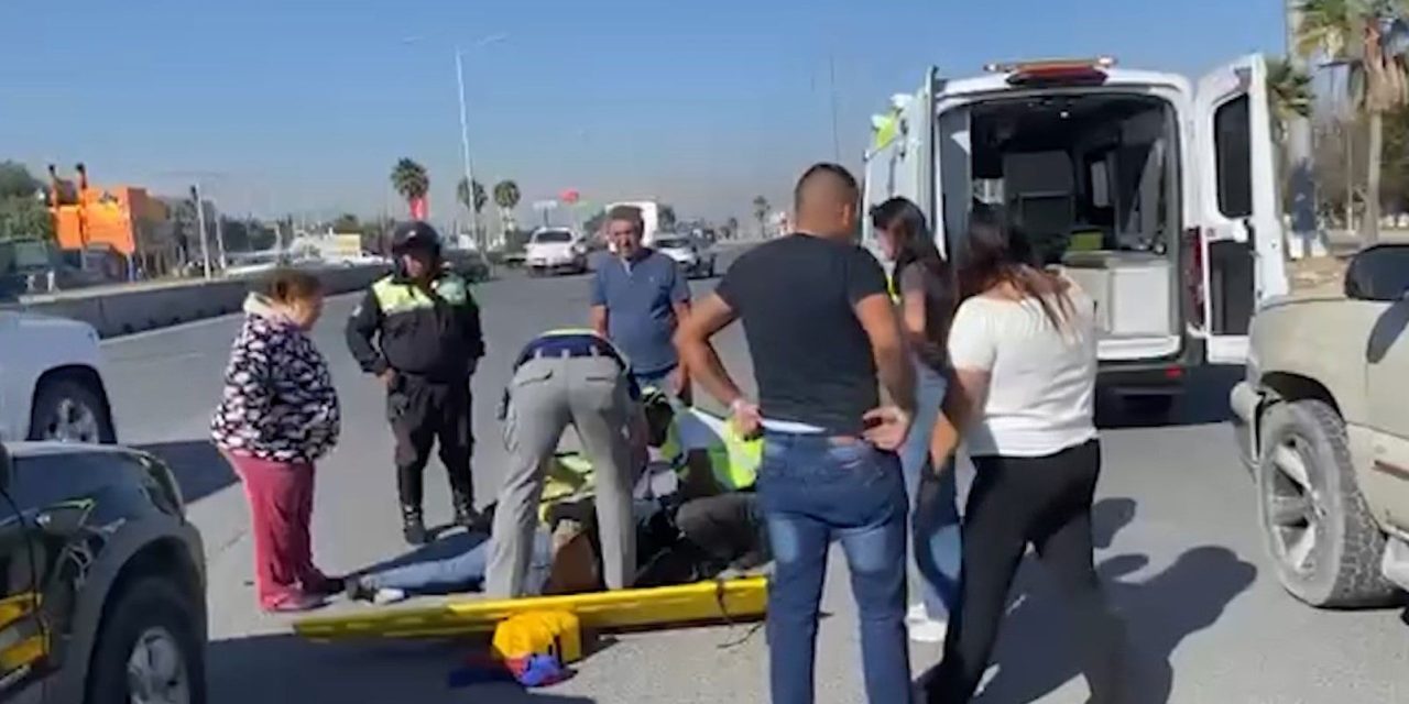 Motociclista resulta lesionada tras derrapar en bulevar Fundadores