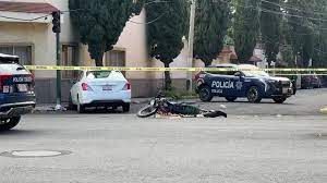 Mueren hermanitos atropellados por una grúa… iban a la escuela en moto