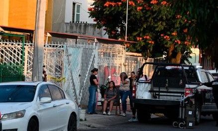 Mujer estaba de viaje y a su regreso encuentra a su hijo de 20 años y a una desconocida muertos en su casa