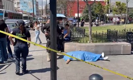 Mujer pierde la vida en plaza pública del centro de Saltillo; presumen infarto