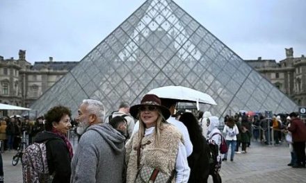 Museo del Louvre abre sus puertas tras robo de joyas; Galería de Apolo permanecerá cerrada