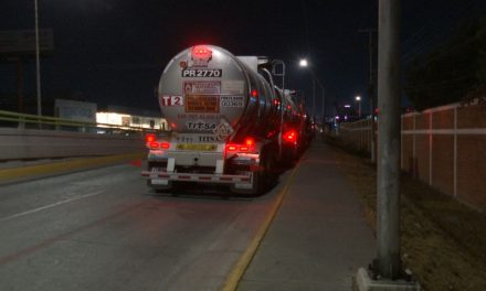 Ocupan bulevar como estacionamiento