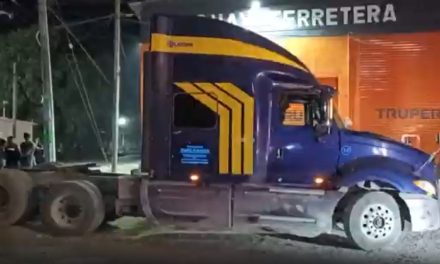 Saltillo: Tractocamión daña varios autos tras persecución; el conductor logró darse a la fuga