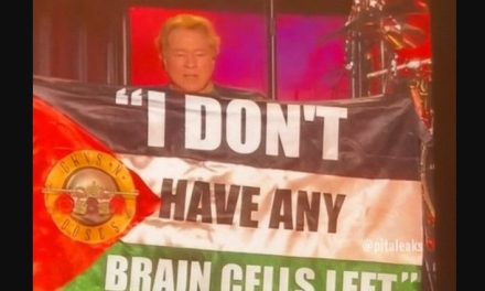 Axl Rose ondea la bandera de Palestina durante concierto de Guns N’ Roses
