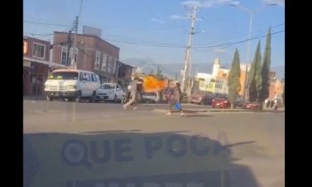 ¡Batalla campal en el semáforo! Se arma pelea entre un traga fuego y un limpia parabrisas