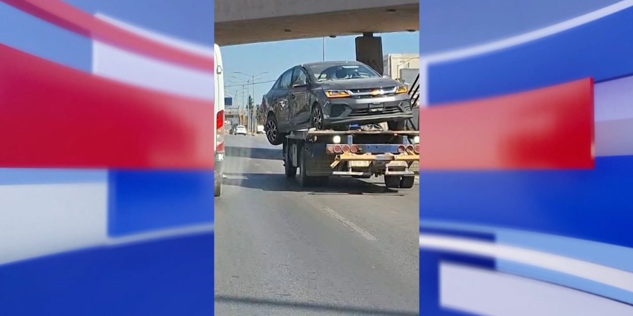 Peligro, grullero al volante en la carretera Monterrey – Saltillo