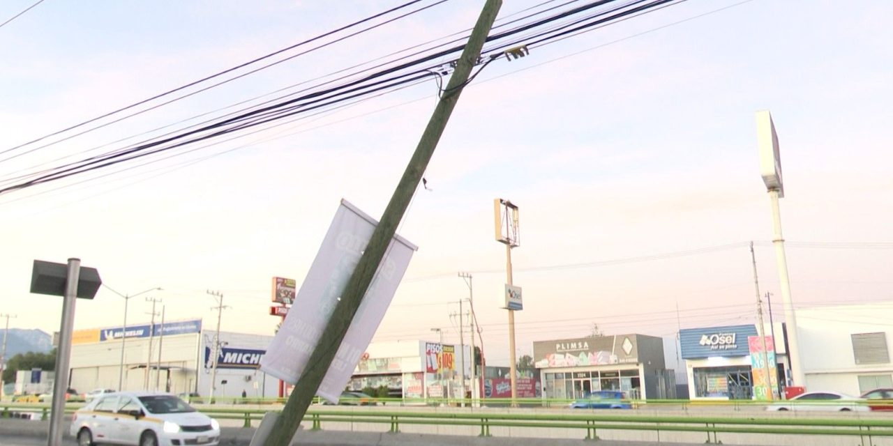 Poste se sostiene de milagro en Valdés Sánchez