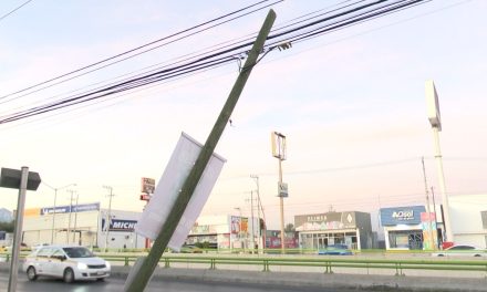 Poste se sostiene de milagro en Valdés Sánchez