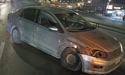 Saltillo: Provoca carambola sobre Fundadores, ebrio terminó detenido y sin carro