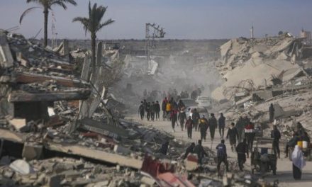 Miles de palestinos regresan a Gaza esperando reconstruir sus hogares tras alto el fuego
