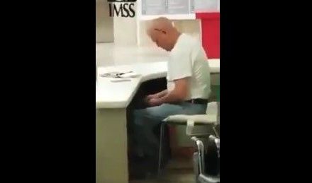 Exhiben a trabajador del IMSS en Aguascalientes por robar una cartera perdida (video)