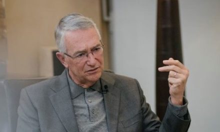 Ricardo Salinas Pliego rechaza que el Estado brinde educación y salud gratuitas