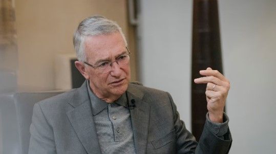 Ricardo Salinas Pliego rechaza que el Estado brinde educación y salud gratuitas