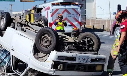 Se le poncha neumático a un vehículo y termina volcado en la Saltillo-Monterrey