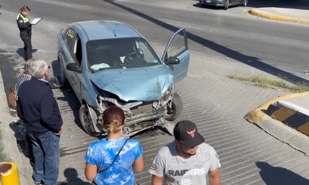 Se pasa el alto y provoca choque en el periférico Luis Echeverría