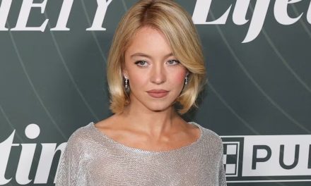 Sydney Sweeney se vuelve viral con su vestido braless completamente transparente