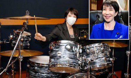Ella es Sanae Takaichi, la primera mujer en ser primera ministra de Japón que antes fue baterista de metal