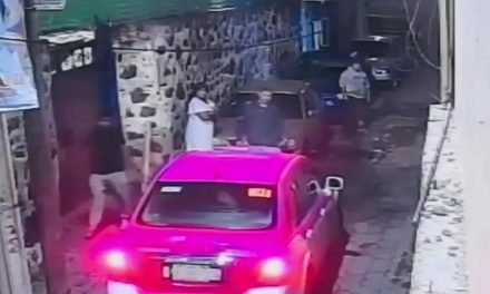 Taxista arrolla a matrimonio tras una discusión en Coyoacán; solo le pidieron moverse