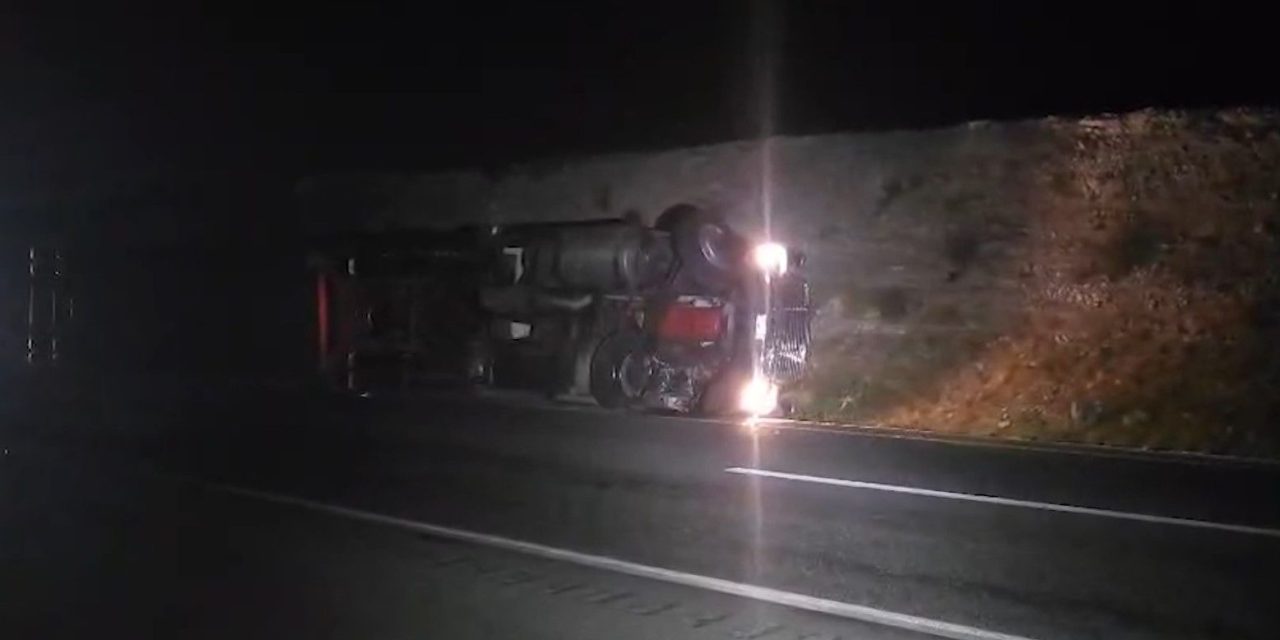 Tractocamión vuelca en la carretera Saltillo–Monterrey