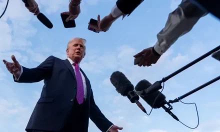Trump enfrenta demandas millonarias por abusos en redadas migratorias en Estados Unidos