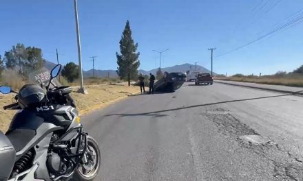 Saltillo: Vuelca en la Calzada Antonio Narro