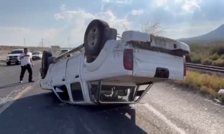 Vuelca hombre en su camioneta en Derramadero