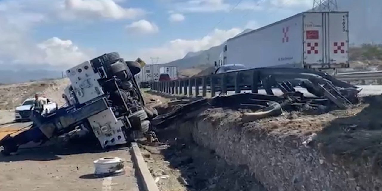Vuelca grúa de plataforma en la carretera Saltillo- Monterrey