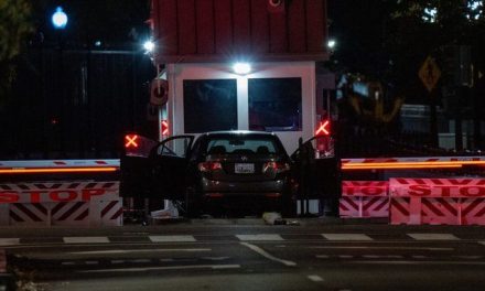 Arrestan a conductor tras chocar contra barrera de seguridad de la Casa Blanca