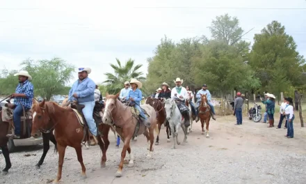 Celebran con cabalgata los 87 años del ejido Sauceda del Naranjo