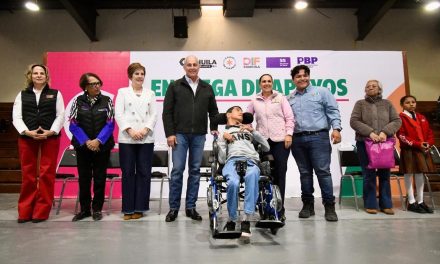 Román Cepeda y Liliana Salinas entregan aparatos funcionales, becas y prótesis de mama