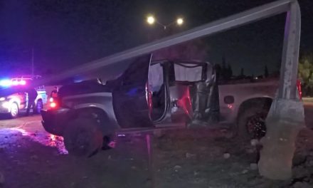 Abandona camioneta tras choque en el sur de Saltillo