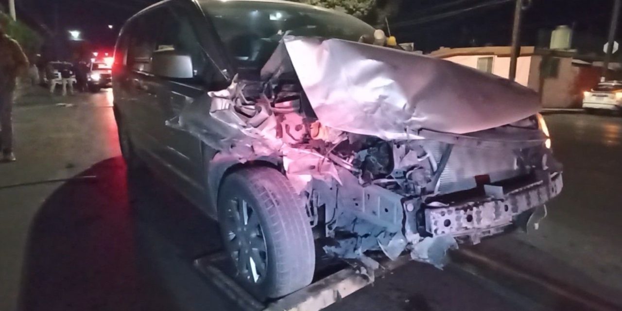 Saltillo: Acelerado conductor les arruinó la cena… perdió el control y chocó frente a taquería