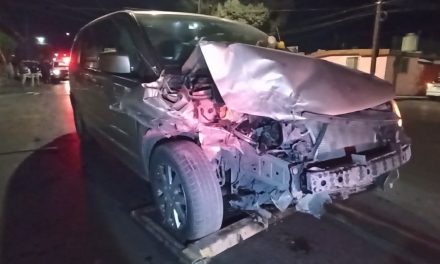 Saltillo: Acelerado conductor les arruinó la cena… perdió el control y chocó frente a taquería