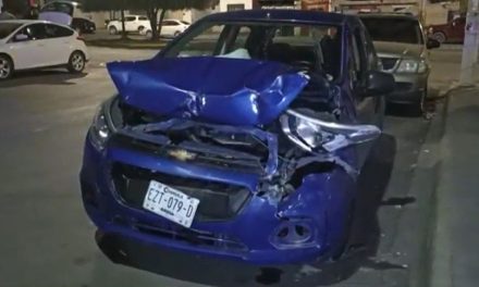 Acelerado destroza su coche al no frenar a tiempo en un bordo en Saltillo