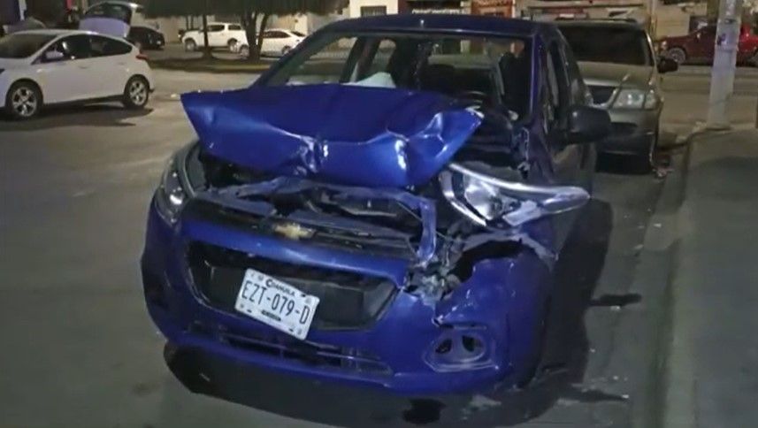 Acelerado destroza su coche al no frenar a tiempo en un bordo en Saltillo