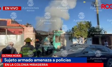 Saltillo: Hombre en estado tóxico incendia su casa y amenaza con machete a policías y vecinos en Mirasierra
