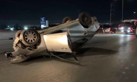 Aparatosa volcadura en el periférico Luis Echeverría deja solo daños materiales
