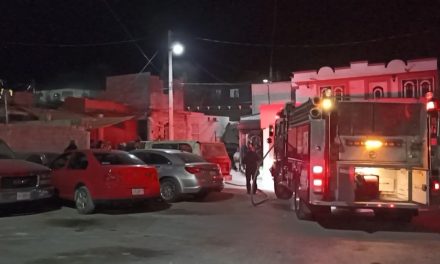 Saltillo: Vecinos detectan incendio en una casa, buscan personas atrapadas y se dan cuenta que un ropero ardía en llamas