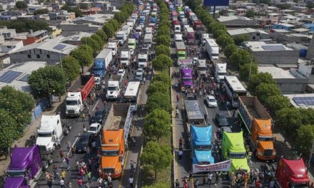 Bloqueos carreteros paralizan rutas en 14 estados por tercer día consecutivo
