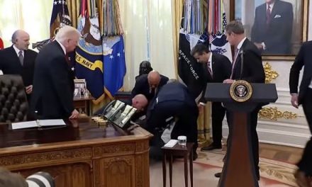 Ejecutivo de farmacéutica se desmaya en el Despacho Oval durante anuncio de Trump (video)